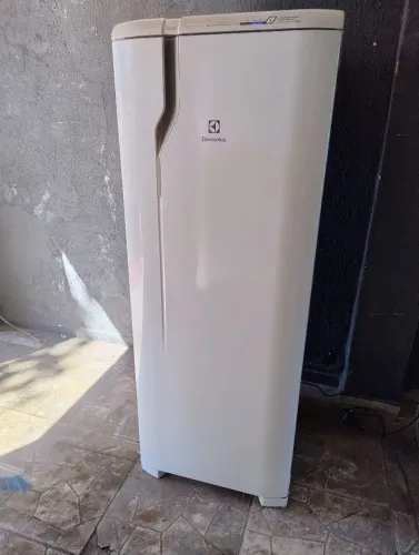 Geladeira semi nova Eletrolux Frost Free 322 litros ideia para apartamento