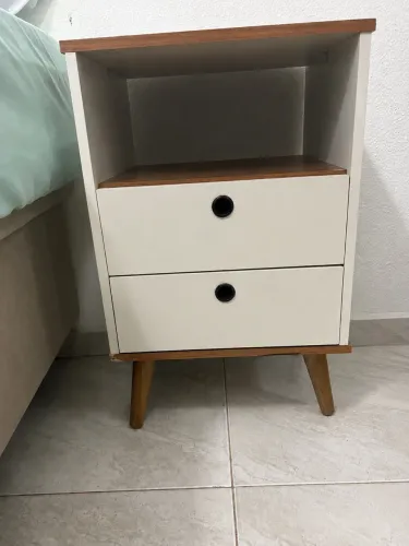 Estante pequena (criado mudo)