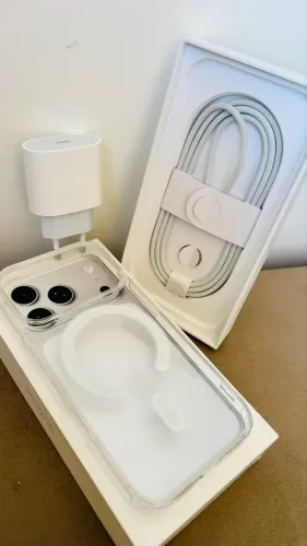 Carregador do 17 Pro seminovo original cabo lacrado USB C