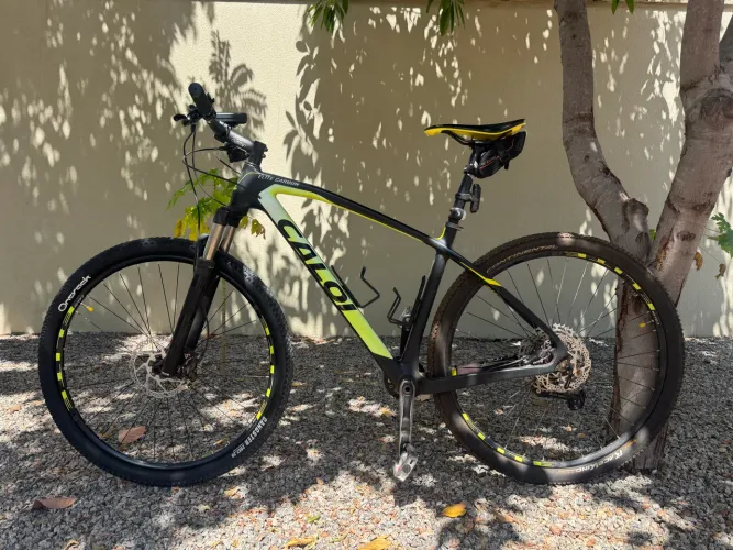 Caloi Elite Carbon Sport | Shimano Deore 12v | RockShox | Tubeless | Aro 29