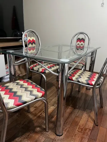 Mesa de jantar com 4 cadeiras