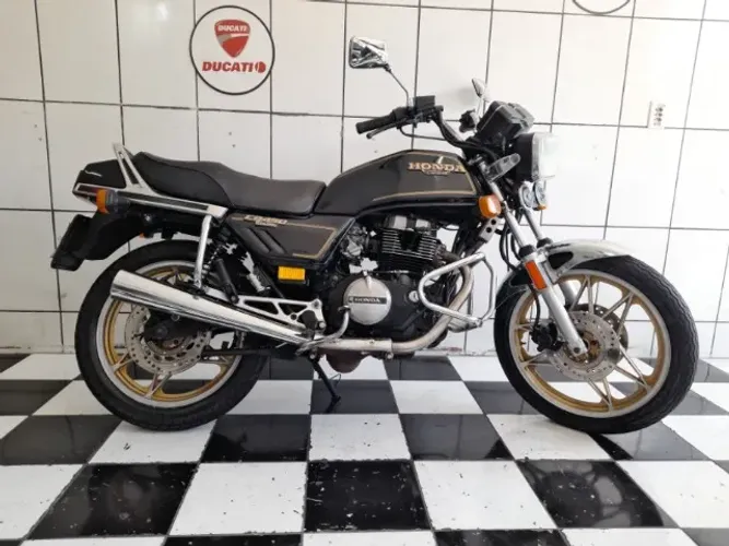 Honda CB 450 ANO 1985 em ótimo estado de conservação 