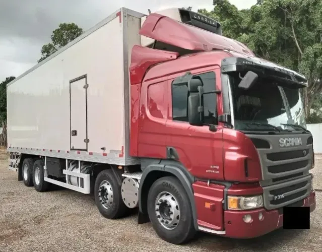Scania P-310 2015 8x2 Baú frigorifico