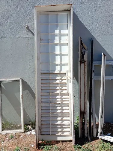 Porta de ferro com portal e fechadura