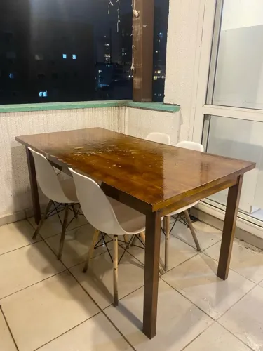Mesa grande verniz cor pinheiro com cadeiras 
