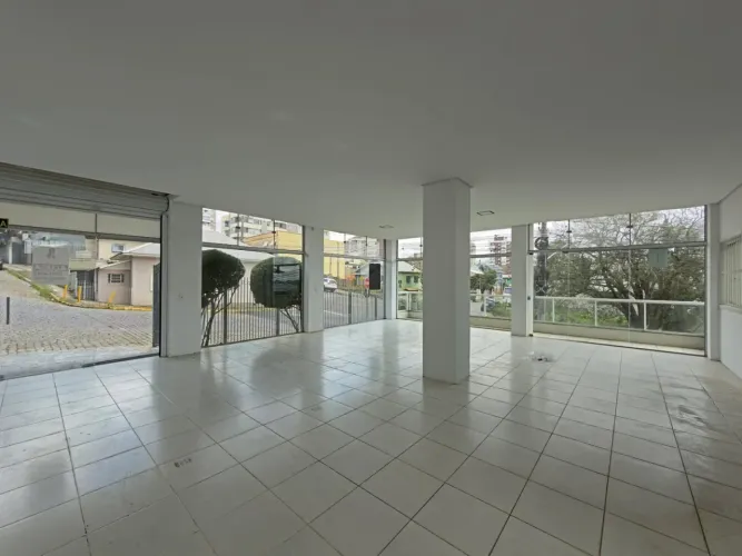 Sala comercial para alugar com vitrine e 2 vagas no bairro Juventude Da Enologia em Bento