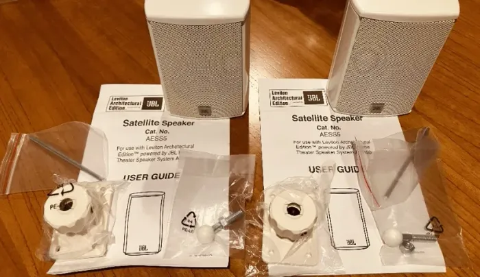 Caixa Acústica Satélite Original - JBL AESS5-WH (o PAR - cor branca)
