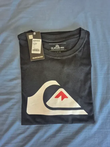Camiseta Quiksilver - Preta - Importada tamanho G (76cm x 54cm) - Nova - 