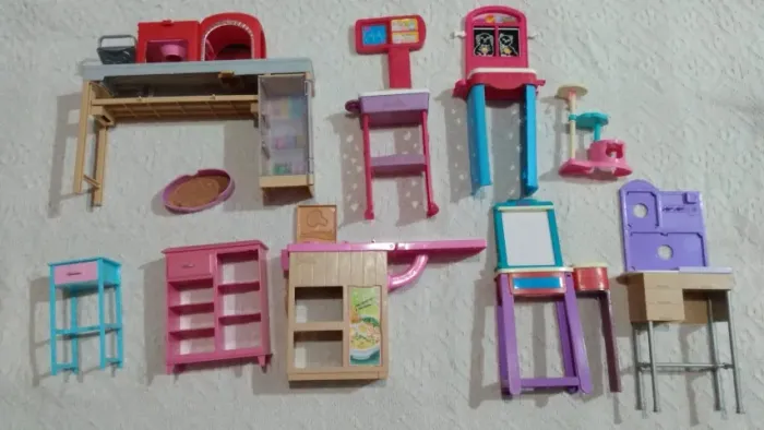 Lote de móveis da boneca barbie para casinha de bonecas.
