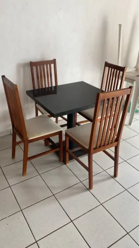 Mesa de mármore com Cadeira de madeira