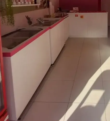 Balcão recepção e o outro para acaiteria