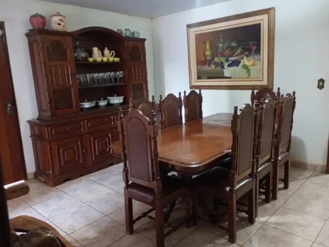 Conjunto de Sala de Jantar em Madeira Maciça - Estilo Colonial