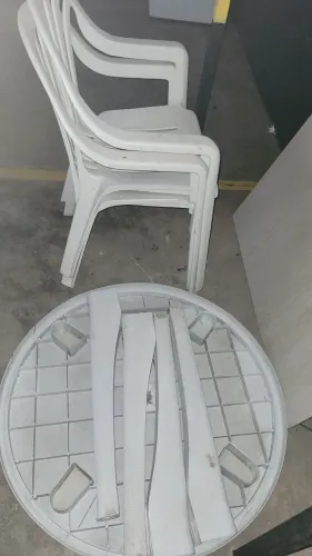 Conjunto de mesa e cadeiras de plástico