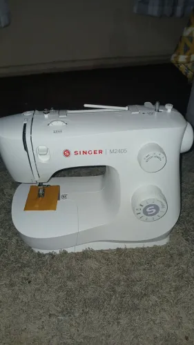 Máquina de Costura de Mesa Singer