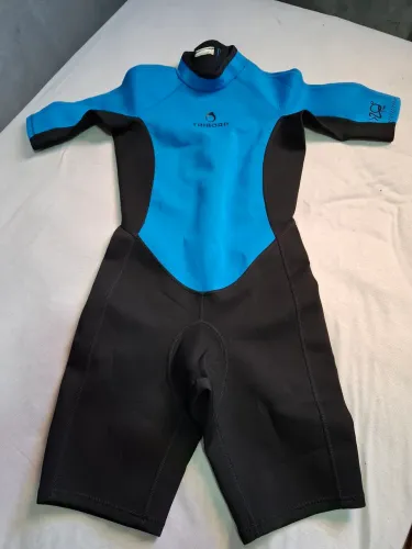 Roupa de neoprene da marca Tribord.