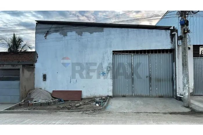 ALUGO: Galpão medindo 300 m²