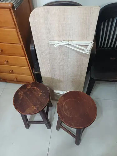 Mesa dobrável com 2 bancos de madeira