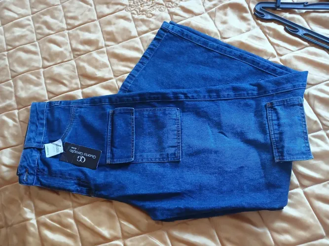 Vendo uma calça (42) nova nunca usada