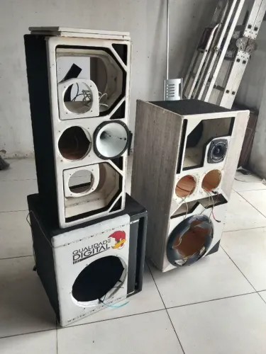 Caixas de som vazias usadas em boas condições