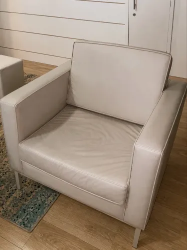 Poltrona confortável couro sintético off white