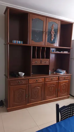 Vendo um estante sucupira boa 