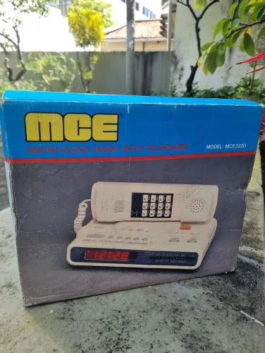 rádio-relógio com telefone fixo retrô da marca MCE, modelo MCE3220, na cor preta.