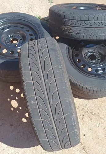 Rodas de ferro aro 14 com pneus incluso.