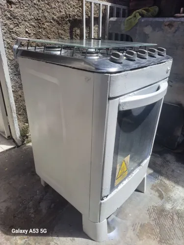 Vendo fogão 4 bocas funcionando perfeitamente zap *