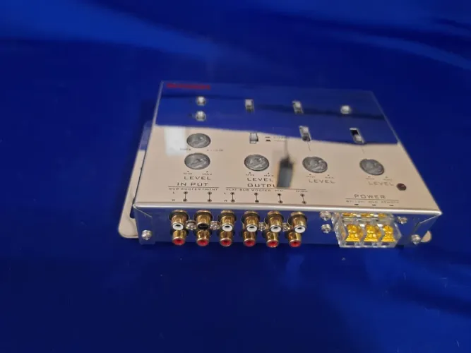 Crossover bc-90 com led nos controles 8 canais - seminovo - 150 reais