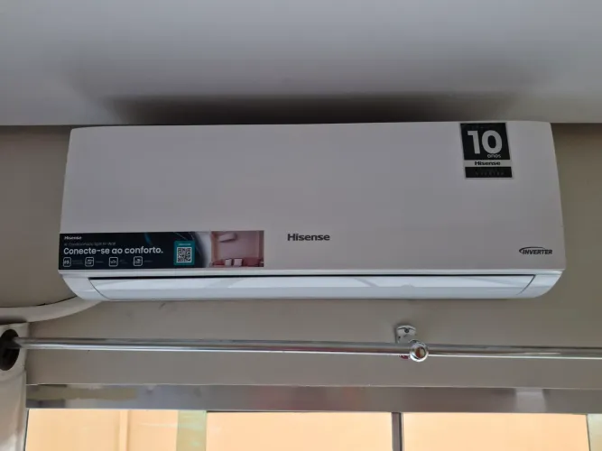 Ar condicionado inverter, marca Hisense, com poucos meses de uso.