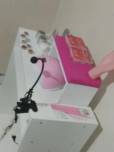 Mesa de manicure e itens de manicure