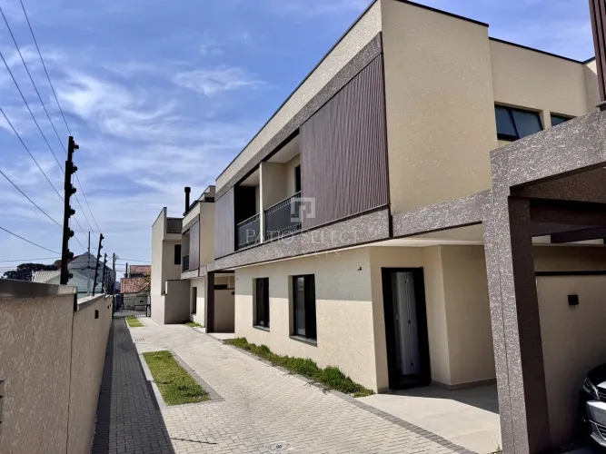 Sobrado moderno com 3 quartos, suíte com closet e sacada e 2 vagas de garagem