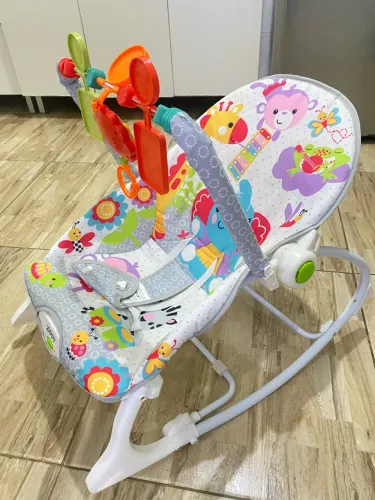 Carrinho de bebê e cadeirinha de descanso