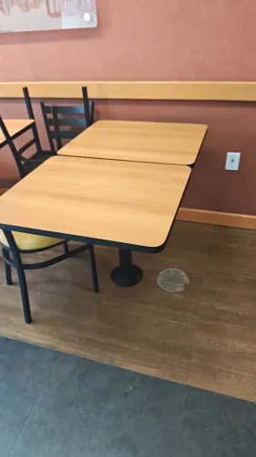 Conjunto de mesa com 4 cadeiras