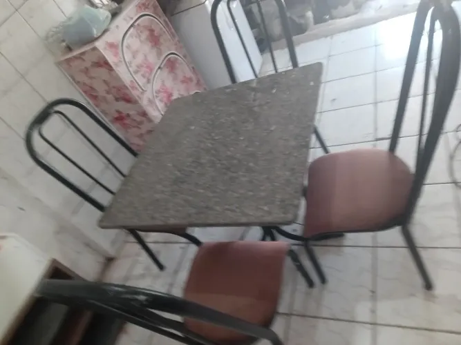 VENDO UMA MESA DE MARMORE 3 CADEIRAS BEM CONSERVADA