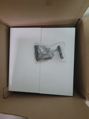 Peças para montar uma estante de canto