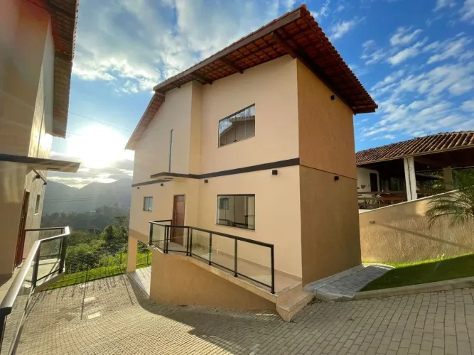 Casa em construção com 03 quartos em condomínio fechado nas Braunes