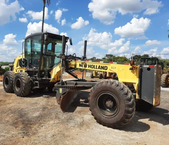 Motoniveladora New Holland RG170 cabinada