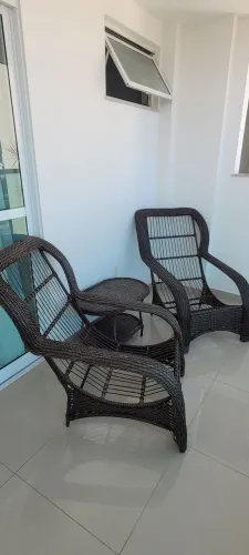 Conjunto de 2 Espreguiçadeiras Em Fibra Sintética P/ Varanda + 1 mesinha de centro