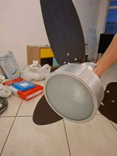 Ventilador de teto funcionando DOAÇÃO