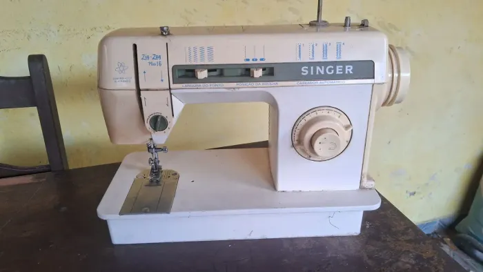 Máquina de costura reta zigue-zague singer elétrica 