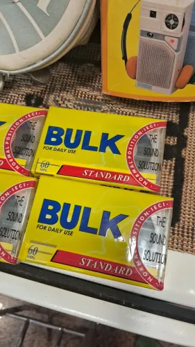 4 fitas cassette da marca Bulk 60, e uma fita VHS T-120 EMTec. Lacradas e virgens.