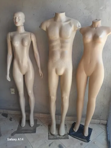 Vendo 3 manequins usando em bom estado