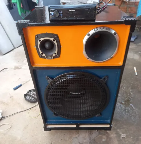Vendo caixa profissional completa tudo jbl preço 800 reais zap *