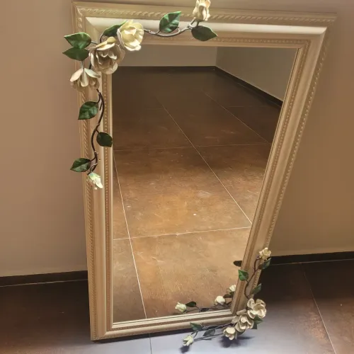 Lindo espelho com detalhes florais