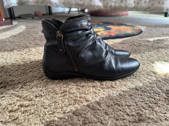 Bota couro preto, cano baixo