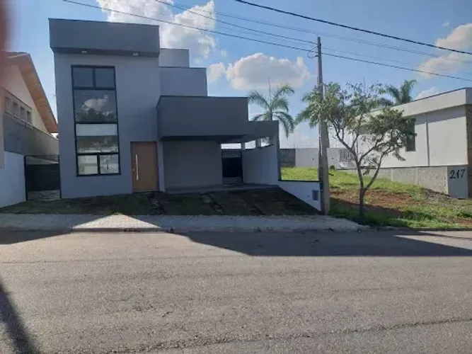 Sobrado para venda possui 248 metros quadrados com 3 quartos