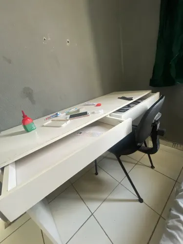 Mesa secretária , para jogos ou etc