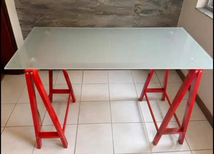 Mesa de Ferro Vermelha com Tampo de Vidro - Estilo Industrial