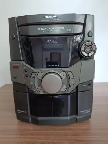 Mini system Panasonic SA-AK110 cinza com um trocador de 5 CDs e toca-fitas